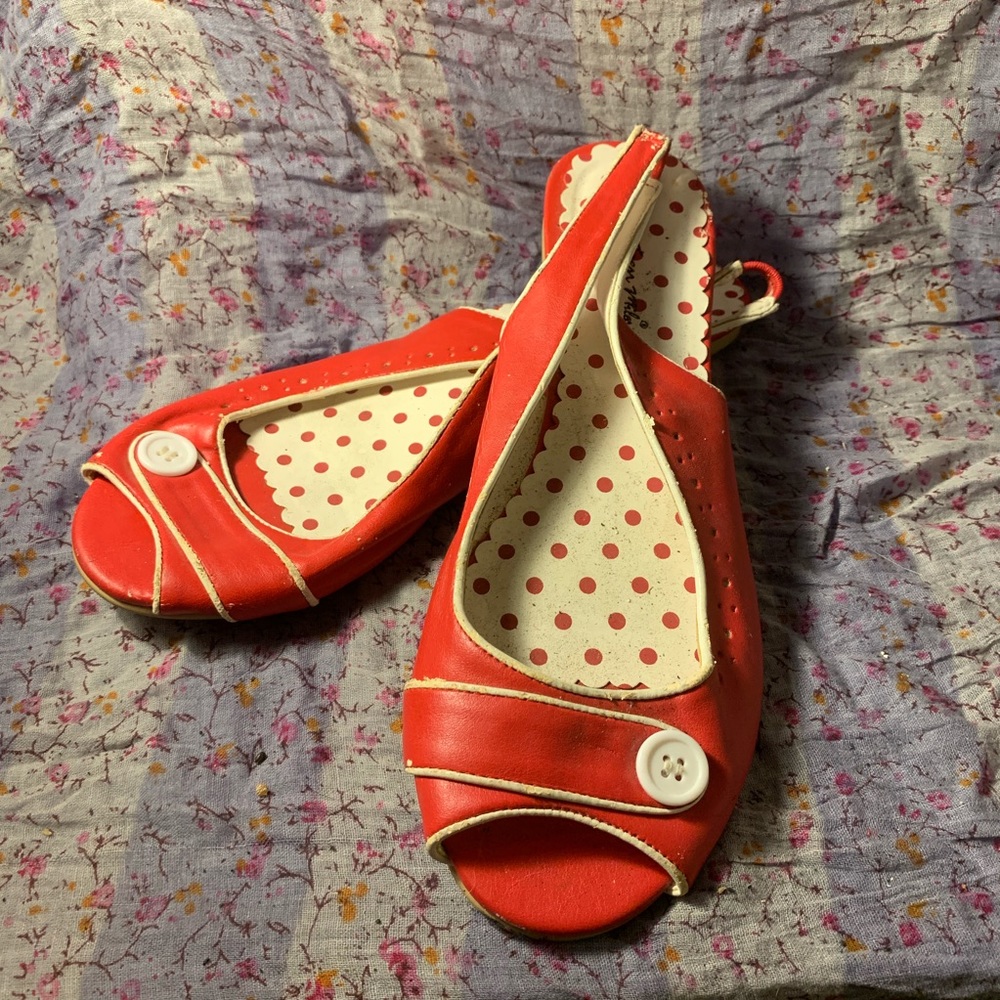 Adorable Retro Style Sling Back Flats